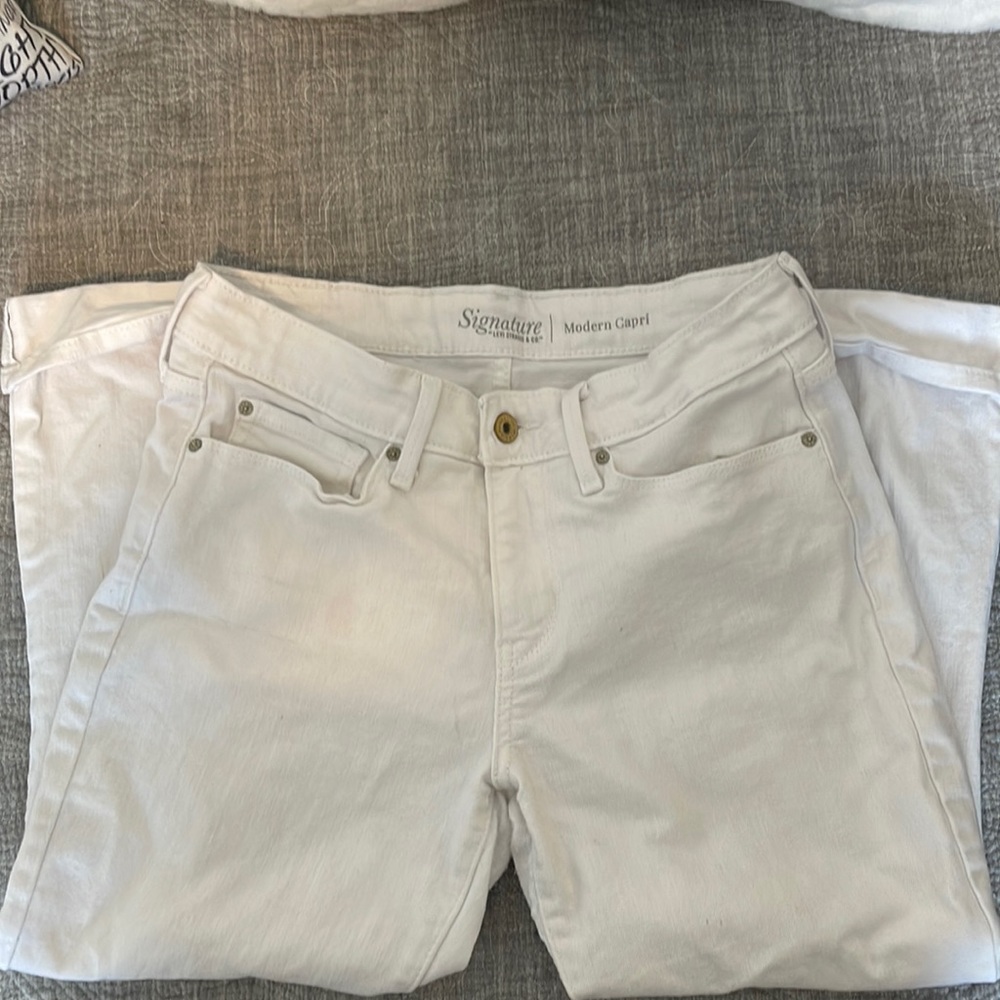 CUTE WHITE LEVI STRAUSS MODERN CAPRI CAPRIS SIZE 4